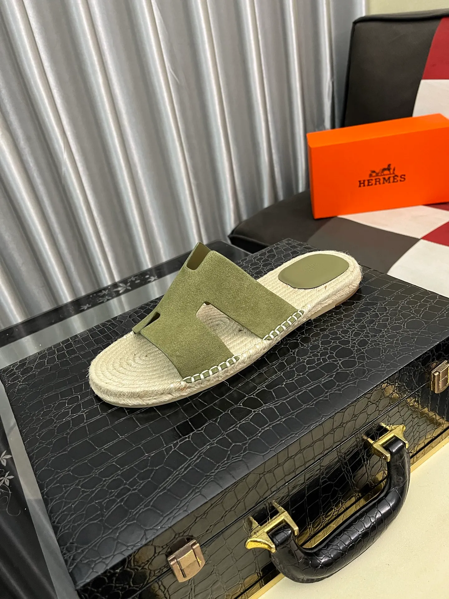 Men's shoes 💰320⌚️⌚️《HERMES》Hermès 💁♂️Men's casual slippers, quality comparison at counters🧚🏿♂️ The first layer of the upper is imported high mercerized matte, purely hand-drawn, raw rubber breathable and non-slip outsole, the lining is breathable and comfortable lambskin, the density is 100% comfortable, the original rubber outsole is wear-resistant and has a code number of 38-44. Can be customized 45-46-47
